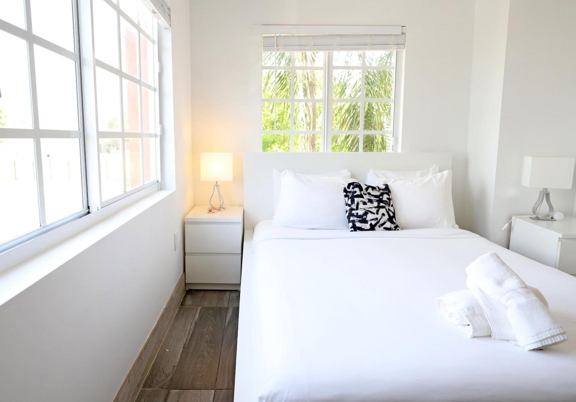 Apartment South 2 Bedroom 2 Bathroom Steps To Ocean Drive *